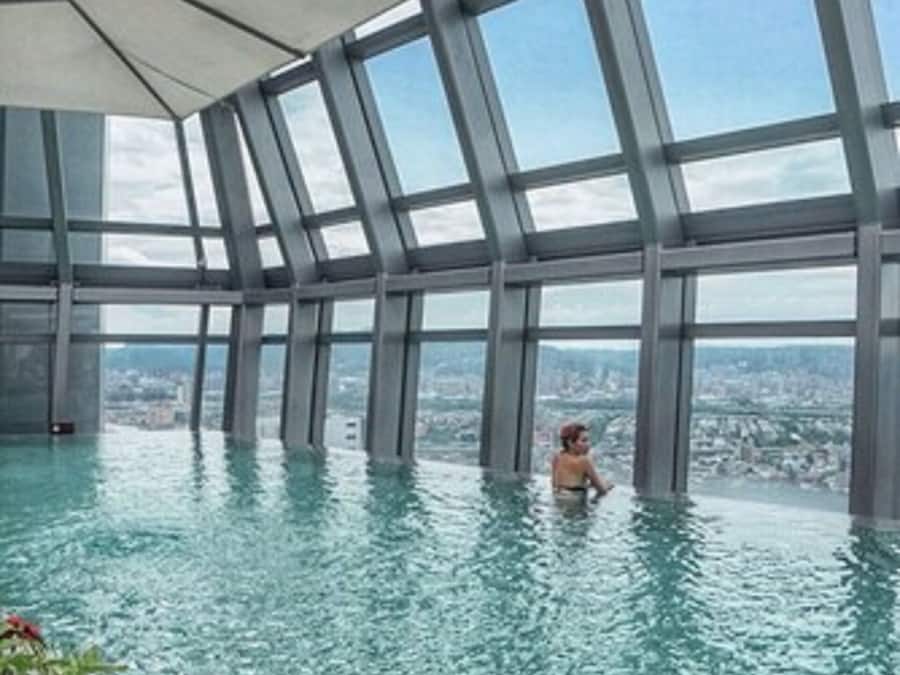 Alberca al aire libre, sombrillas en la alberca y camastros