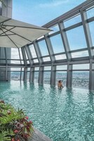 Piscina externa, funciona das 7h às 21h, guarda-sóis, espreguiçadeiras