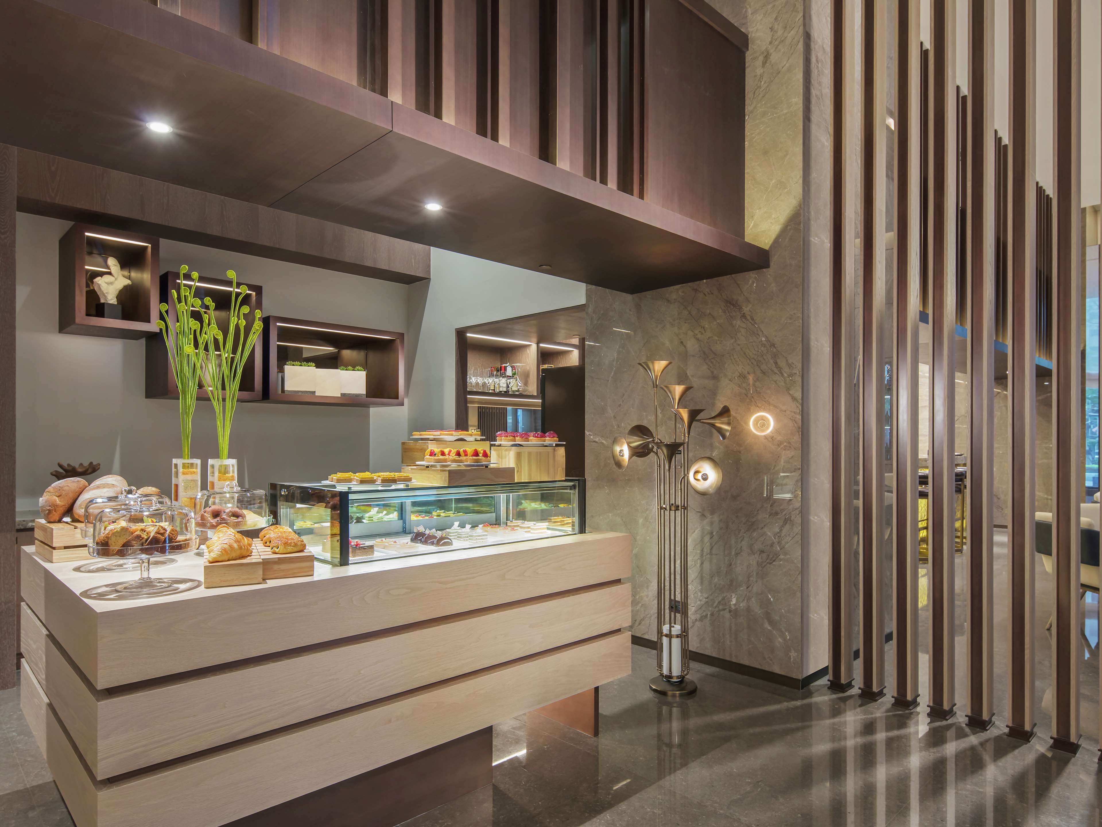 serves lunch and dinner