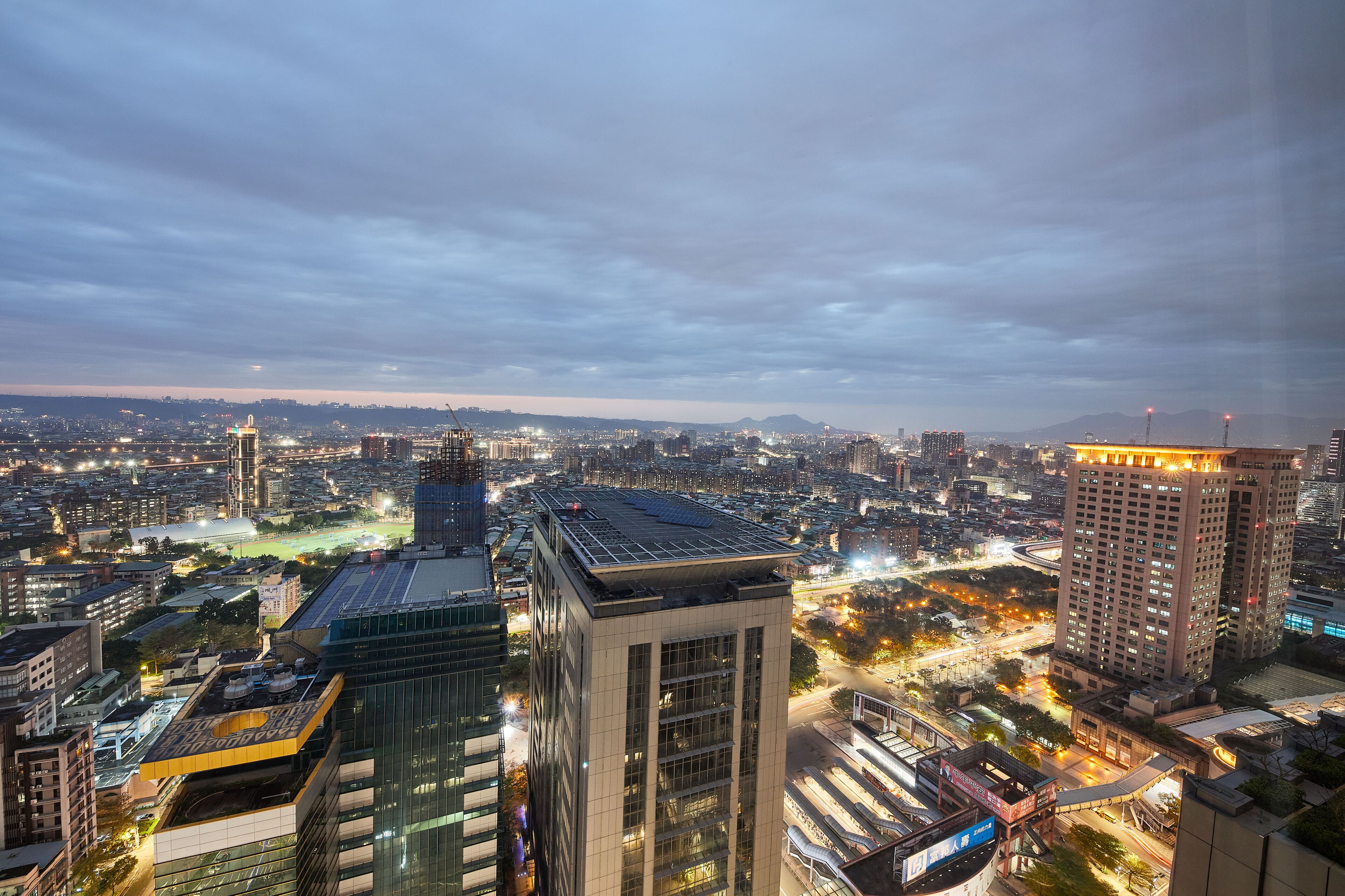 1 bedroom, premium bedding, memory-foam beds, minibar