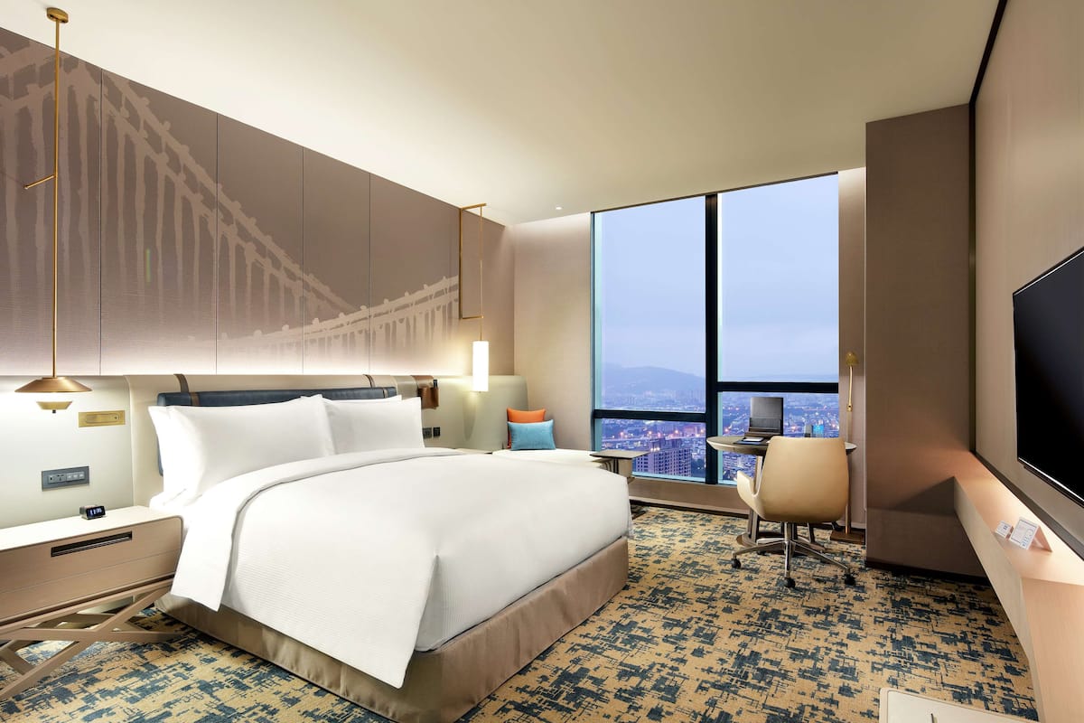 1 bedroom, premium bedding, memory-foam beds, minibar