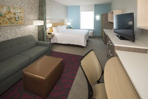 Escritorio, cortinas blackout, tabla de planchar con plancha y cunas 