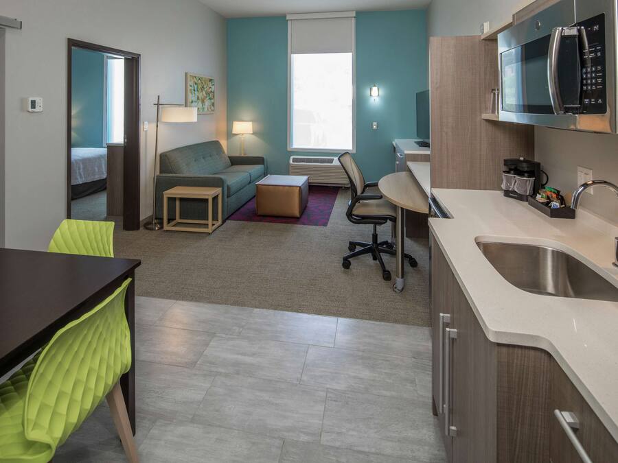 Skrivebord, mørklægningsgardiner, strygejern/strygebræt