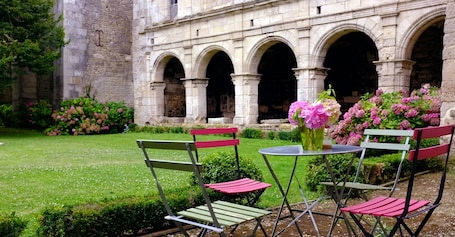 Courtyard. Association Le prieuré Saint Barthélémy