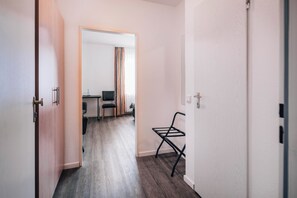 書桌、熨斗/熨衣板、免費無線上網、床單