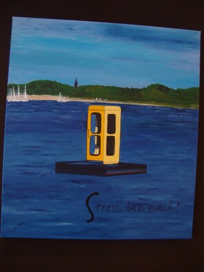A painting of a yellow box on a floating platform in the water with the text "Stress, lass nach!" - Hotel International Am Theater (Münster)