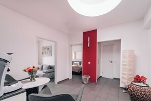 Standard Suite | Desk, iron/ironing board, free WiFi, bed sheets - Hotel International Am Theater (Münster)