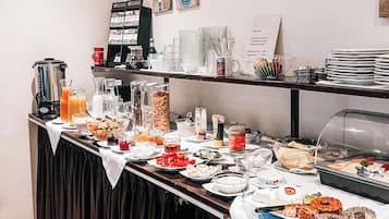 Frukostbuffé varje dag (EUR 9 per person)