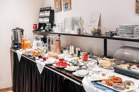 Desayuno buffet diario (EUR 9 por persona)