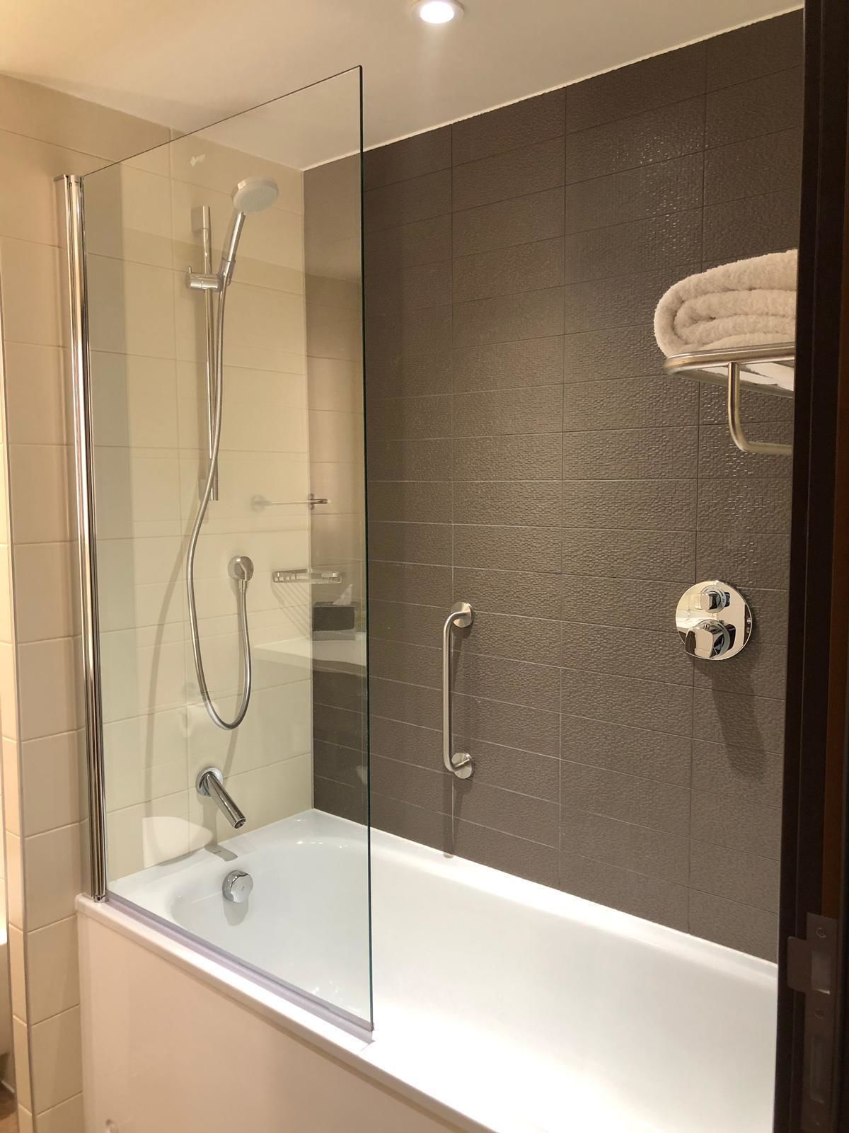 combined shower/bathtub, hair dryer