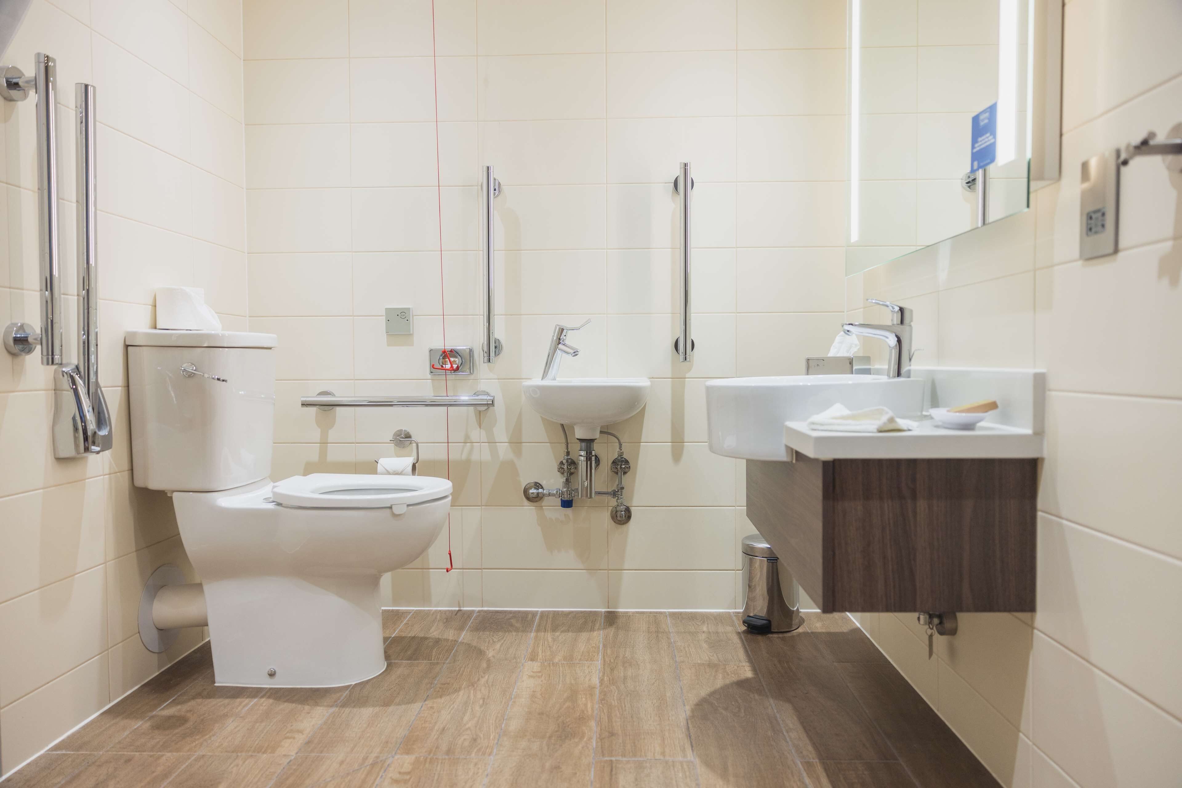 room, 1 queen bed, accessible | bathroom | combined shower/bathtub, hair dryer