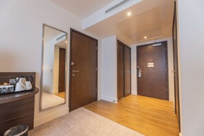 Room, 1 Queen Bed, Accessible | Premium bedding, in-room safe, desk, blackout drapes - Hilton Garden Inn Birmingham Airport (Birmingham)