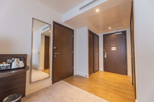 Room, 1 Queen Bed, Accessible | Premium bedding, in-room safe, desk, blackout drapes