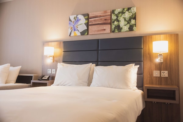 Phòng dành cho gia đình, 1 giường cỡ queen | Bộ đồ giường cao cấp, két bảo mật tại phòng, bàn, màn/rèm cản sáng