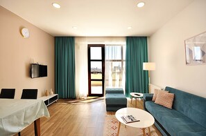 Apartment, Terrasse | Wohnbereich | Fernseher