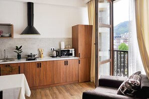 Apartment, 2 Schlafzimmer | Wohnbereich | Fernseher