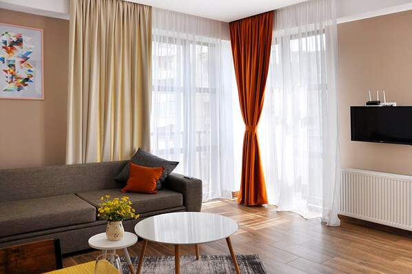 Apartment, Balkon | Wohnzimmer | Fernseher