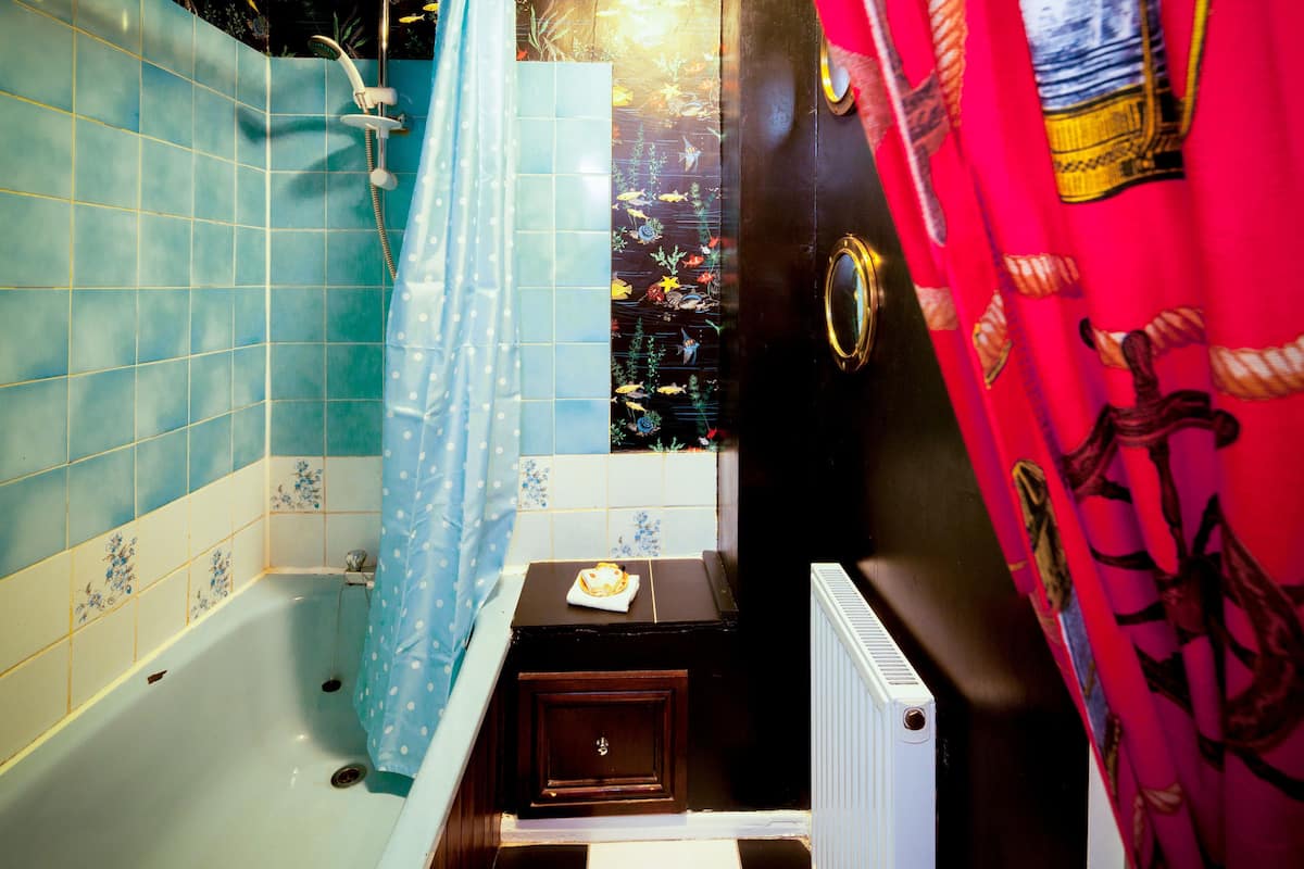 crow's nest | bathroom | designer toiletries, hair dryer, towels