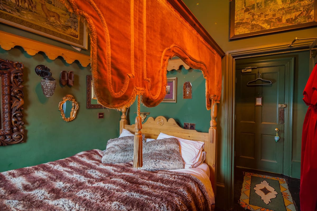 little red | 1 bedroom, individually furnished, iron/ironing board, free wifi