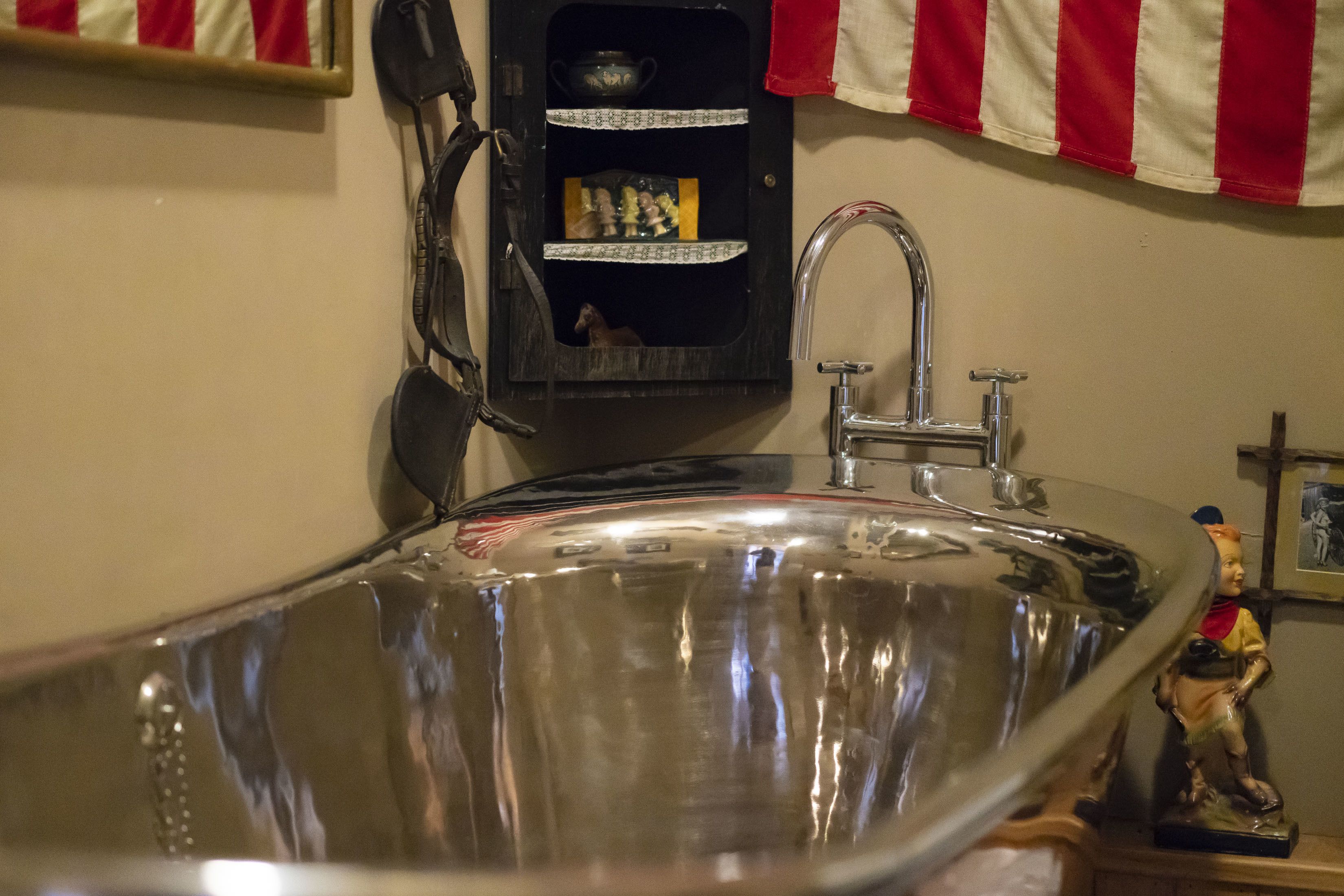 saloon | deep-soaking bathtub