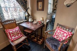 Saloon | Individually furnished, iron/ironing board, free WiFi, bed sheets - La Rosa Hotel (Whitby)