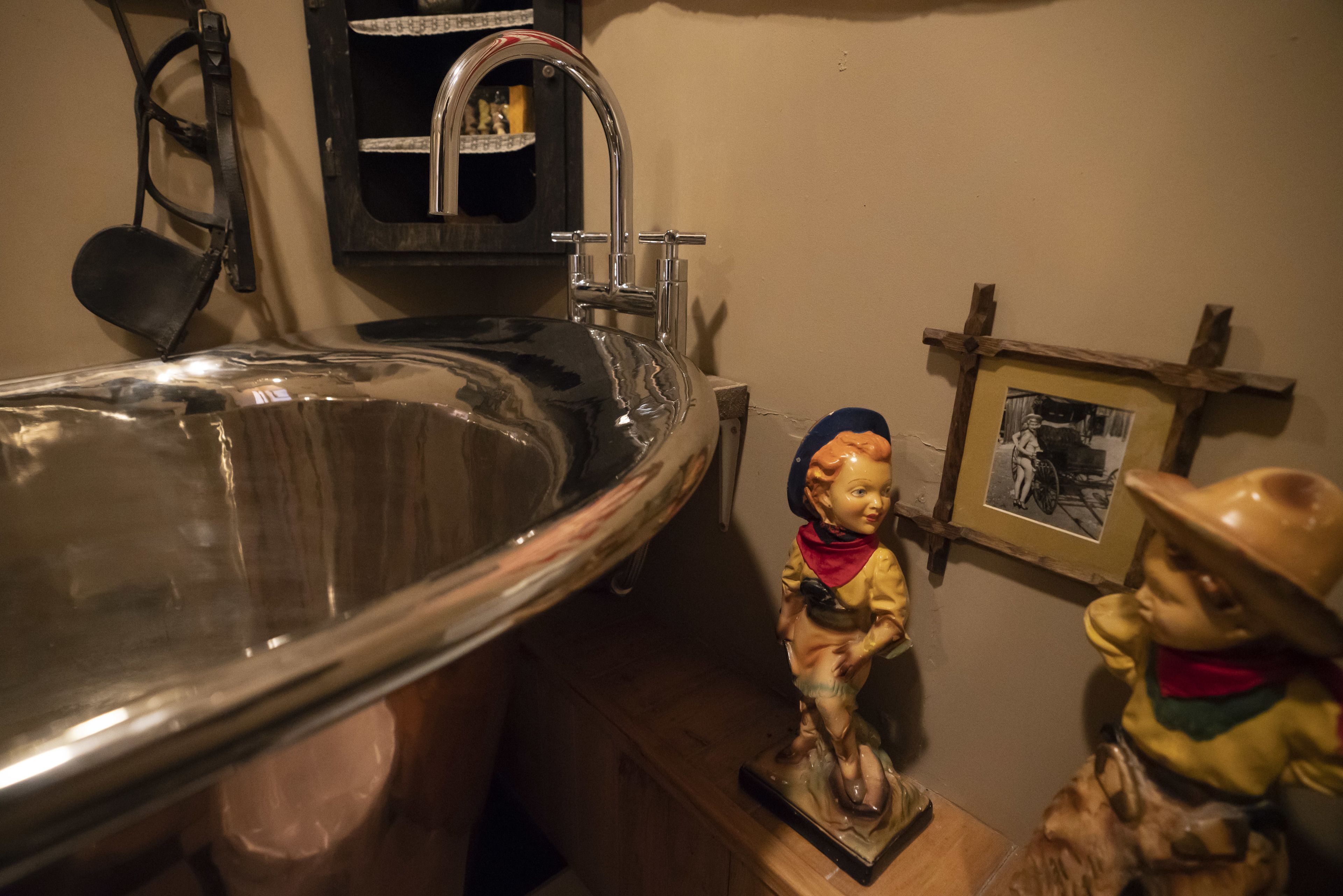 saloon | deep-soaking bathtub