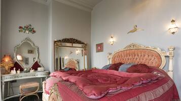 Chambre Double Signature, 1 très grand lit, vue mer | Ameublement personnalisé, fer et planche à repasser, Wi-Fi gratuit