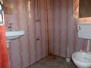 Douche, douche à « effet pluie », articles de toilette gratuits