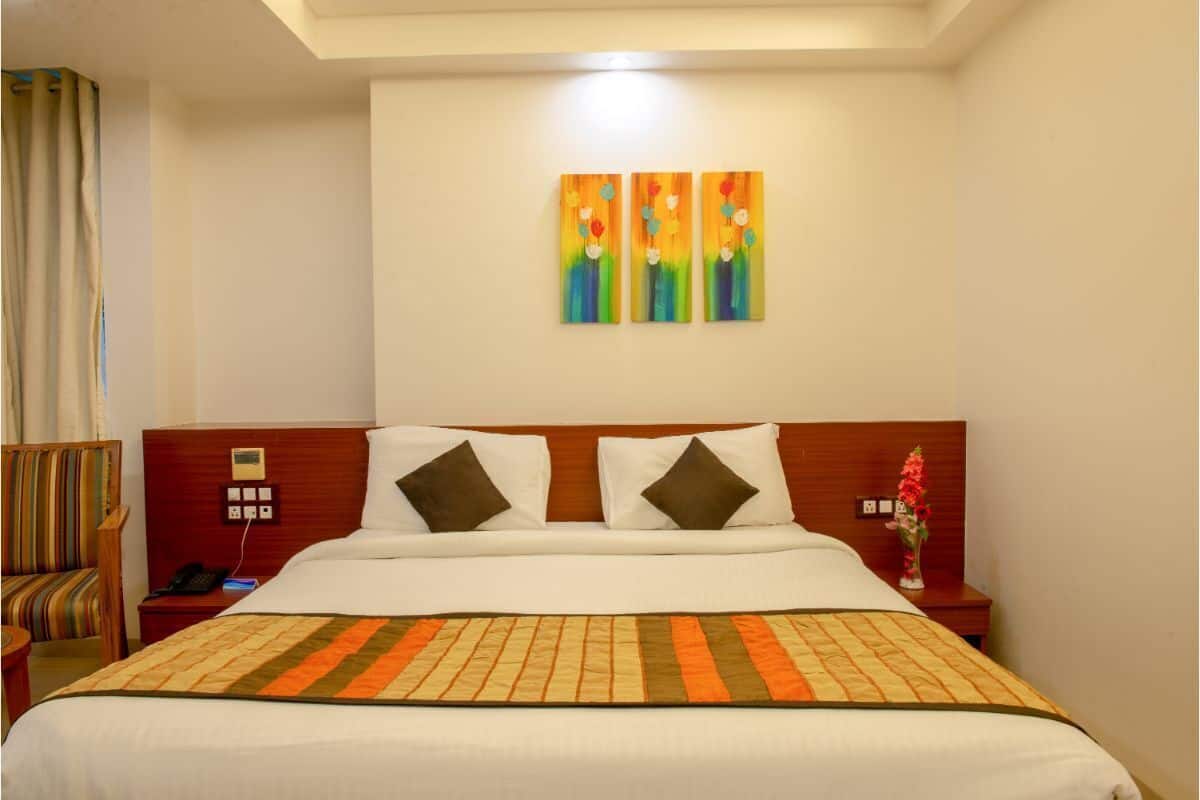 Desk, soundproofing, rollaway beds, free WiFi