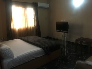 华丽客房 | 客房内保险箱、办公桌、笔记本电脑工作区、床单