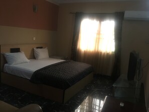 Deluxe Room | In-room safe, desk, laptop workspace, bed sheets - Bucker's Palace Hotel (Lekki)