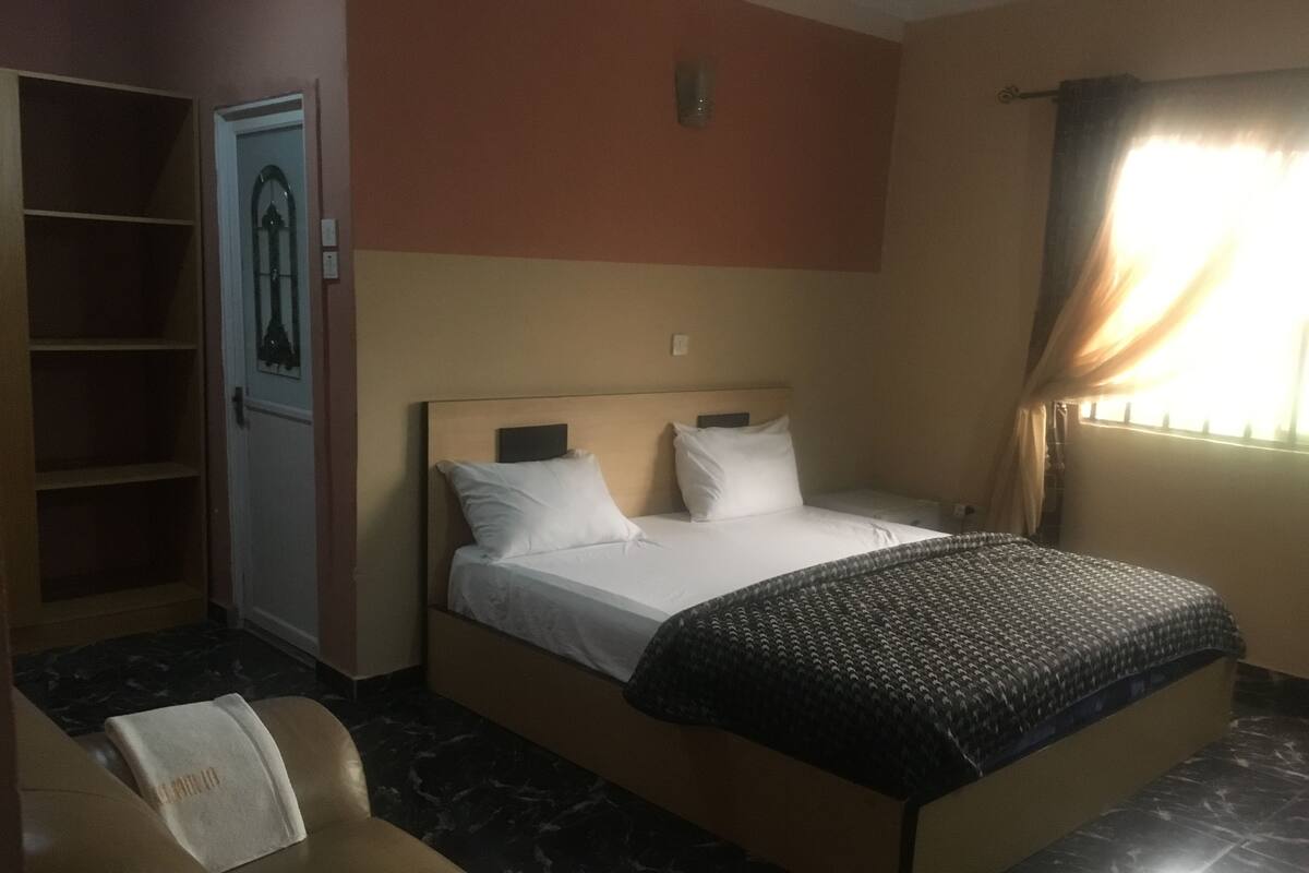 Deluxe Room | In-room safe, desk, laptop workspace, bed sheets