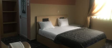 Deluxe Room | In-room safe, desk, laptop workspace, bed sheets