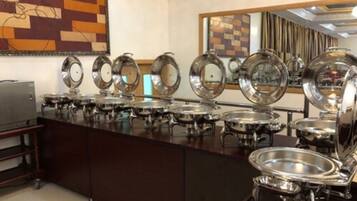 Se ofrece un desayuno bufé (4000 NGN por persona)