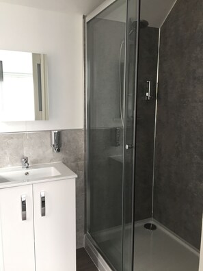 Premier Double Room, 1 King Bed | Bathroom | Shower, free toiletries, hair dryer, towels - The Beehive Guest House (Stoke-on-Trent)