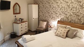 Kamar Double Khas | Tirai kedap cahaya, setrika/meja setrika, Wi-Fi gratis, dan seprai linen