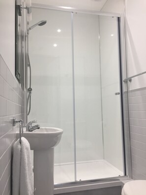 Signature Double Room | Bathroom - The Beehive Guest House (Stoke-on-Trent)