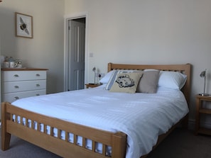 Double Room | Blackout curtains, iron/ironing board, free WiFi, bed sheets - The Beehive Guest House (Stoke-on-Trent)