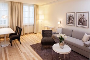 Een 80-cm flatscreentelevisie met kabelzenders en televisie