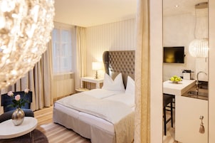 Ropa de cama hipoalergénica y caja de seguridad en la habitación