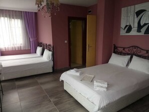 Individually decorated, blackout curtains, free WiFi, bed sheets - Sea Port House (Sile)