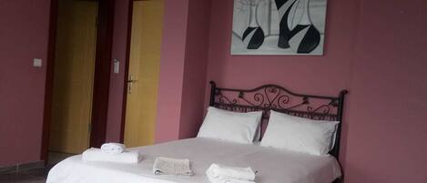 Individually decorated, blackout drapes, free WiFi, bed sheets