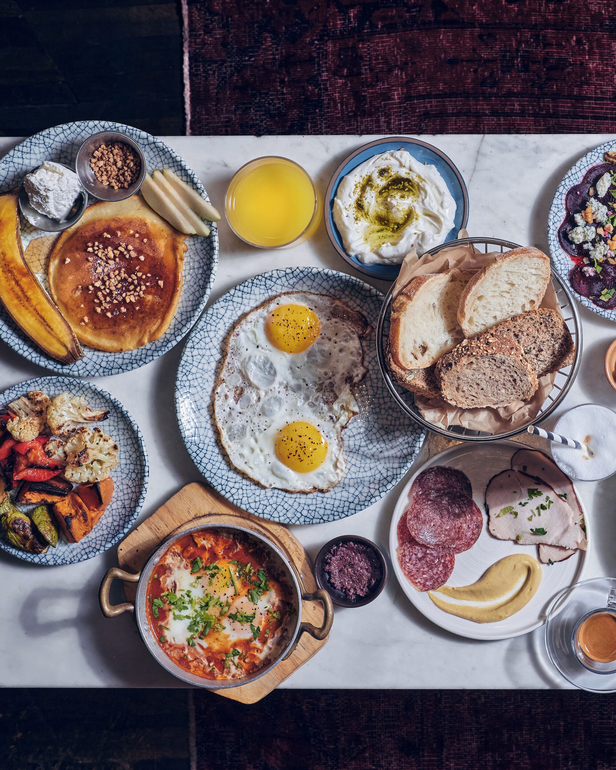 Ein reichhaltiges Frühstücksbuffet mit verschiedenen Speisen, darunter Eier, Toast und Gemüse.