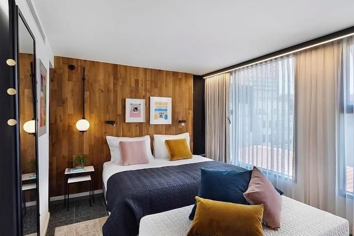 In-room safe, free WiFi, bed sheets