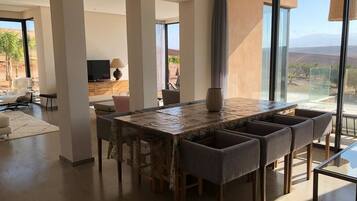 Villa | In-room dining