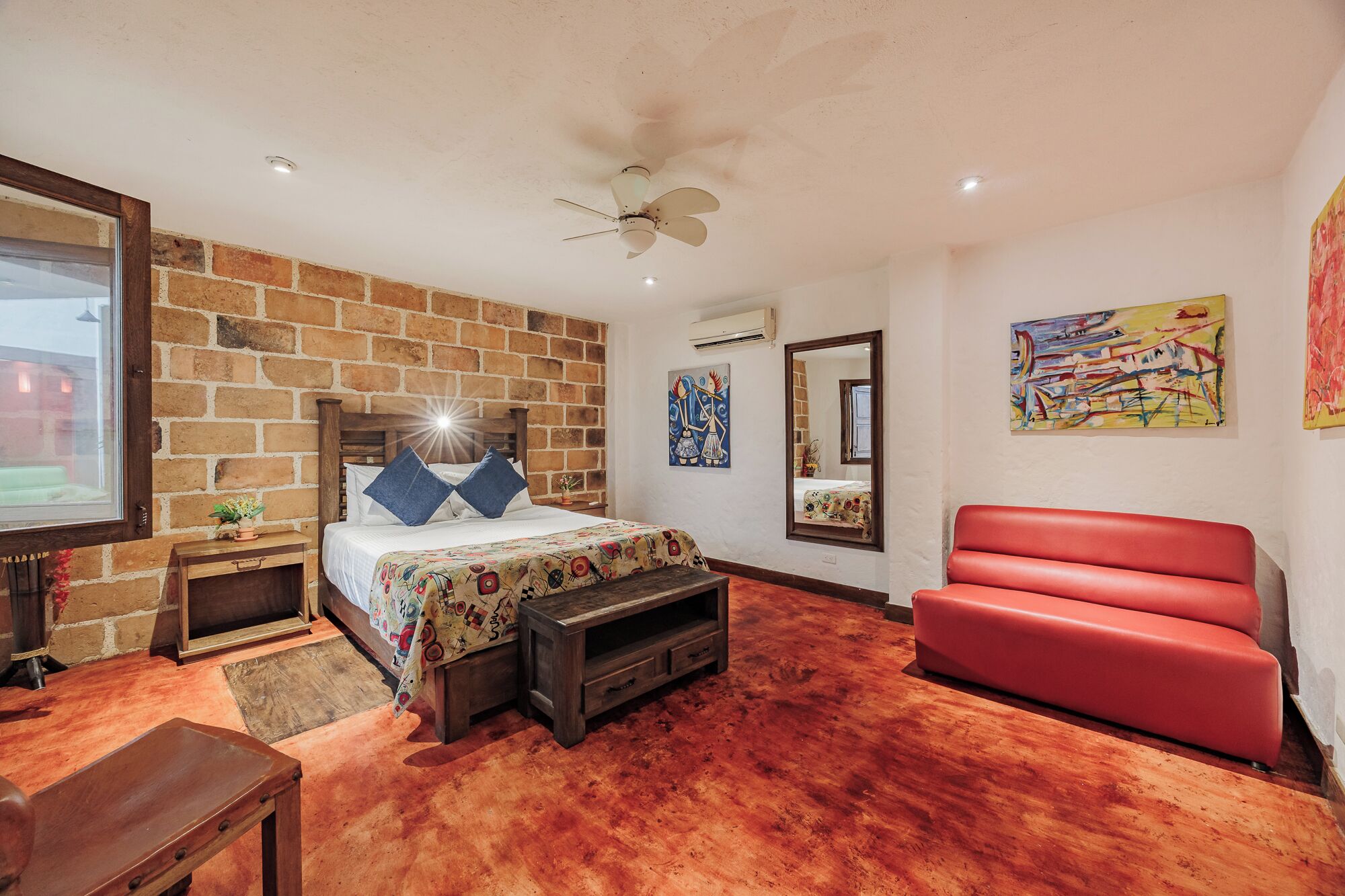 Ropa de cama de alta calidad y caja de seguridad en la habitación 