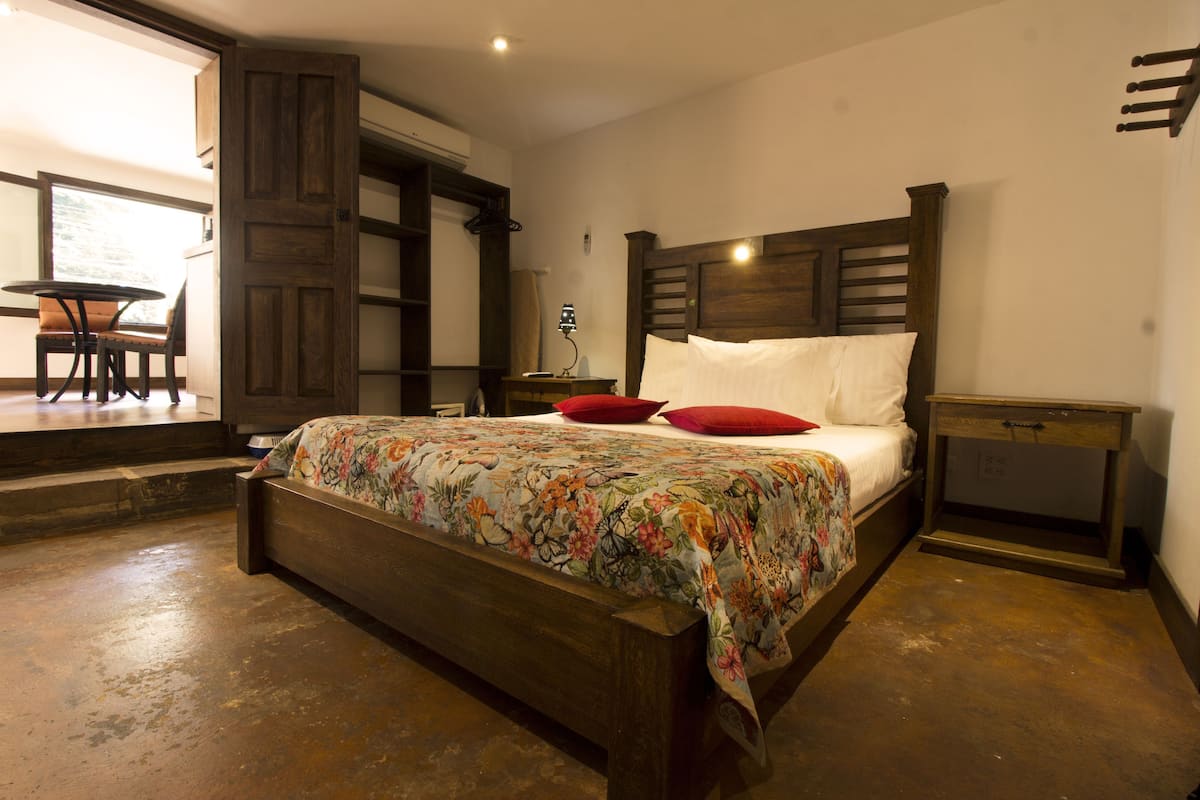 Appartamento, 1 letto king, cucina, al piano terra | Biancheria da letto di alta qualità, una cassaforte in camera