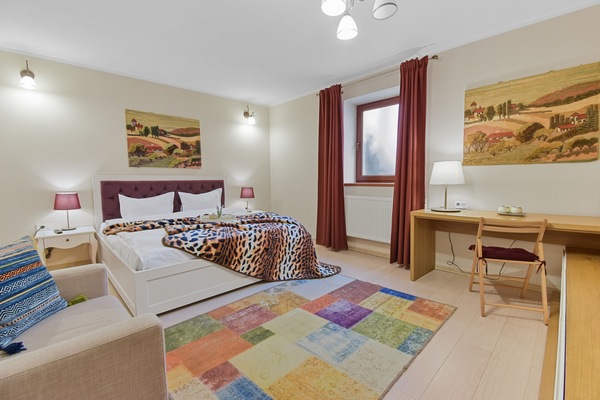 Tabla de planchar con plancha, wifi gratis y ropa de cama