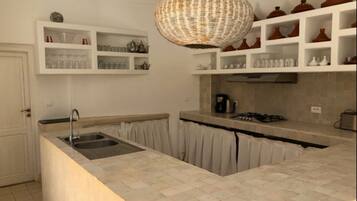 Huvila | Yksityinen keittiö | Jääkaappi, mikroaaltouuni, uuni, liesi