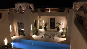 Ulkouima-allas, aurinkovarjoja, aurinkotuoleja